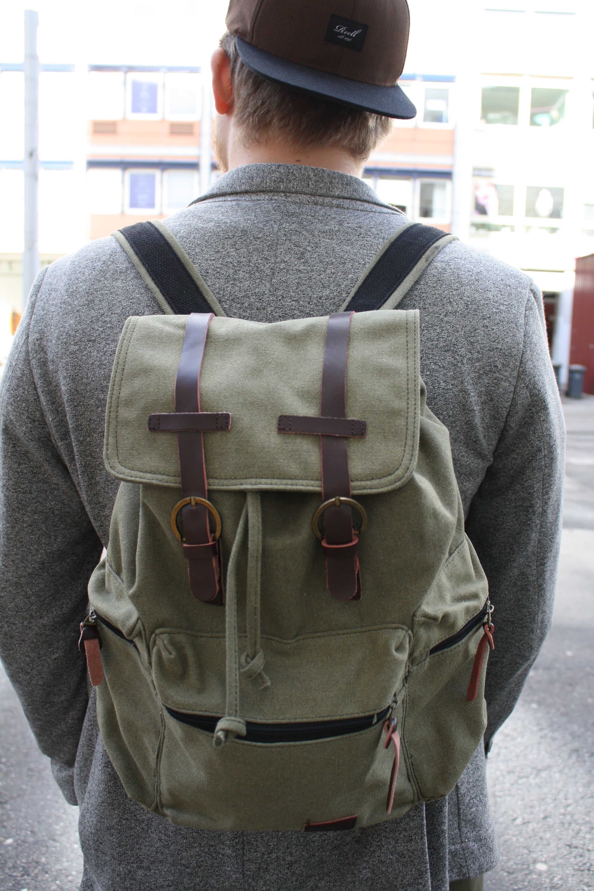 Einpacken: Rucksack & Kappe