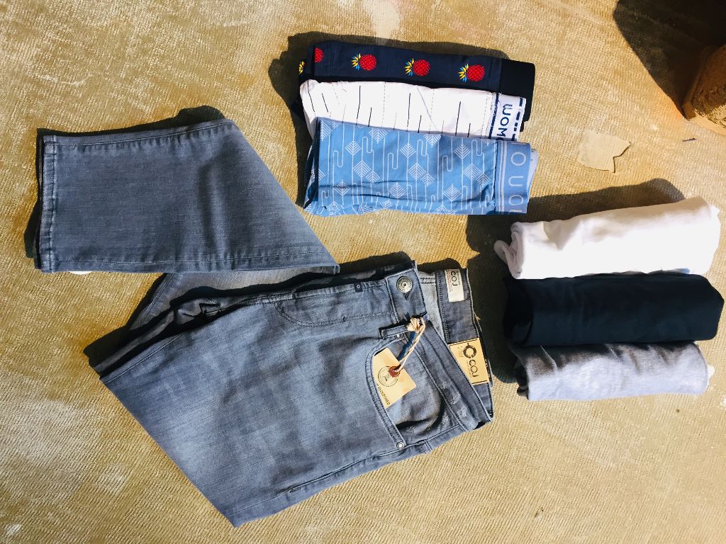 Set Angebot für Herren inklusive Baumwollshirts, Boxershorts & Jeans