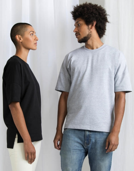 Basicshirt aus organischer Baumwolle, recycelten Materialien und French Terry.