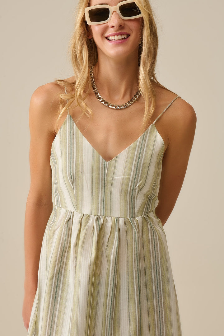 Trägerkleid mit V-Ausschnitt