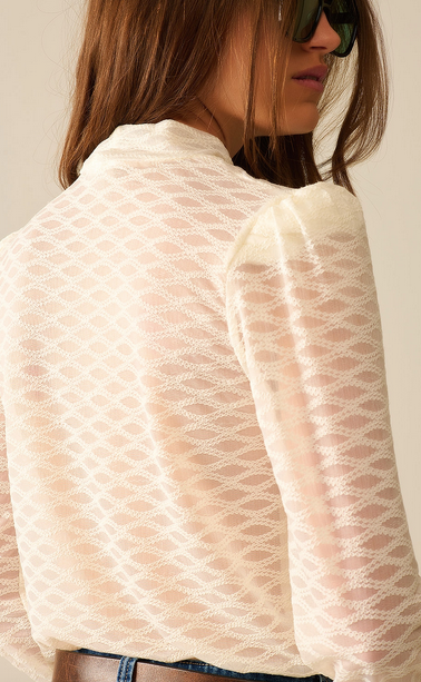 Beiger transparenter Spitzenrollkragenpullover mit Puffschultern
